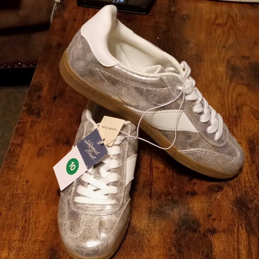 NWT Men's Sz 10 Silver Lace Up Memory Foam Universal thread sneakers